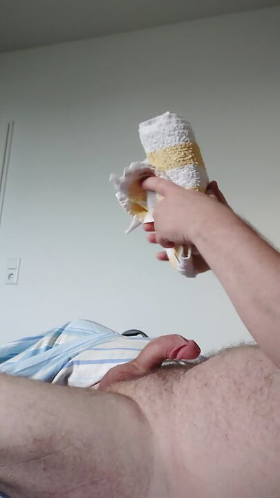 Pau pequeno se divertindo com a toalha