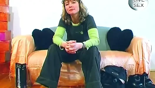 Blondine schiebt dicken glasdildo tief in sie hinein