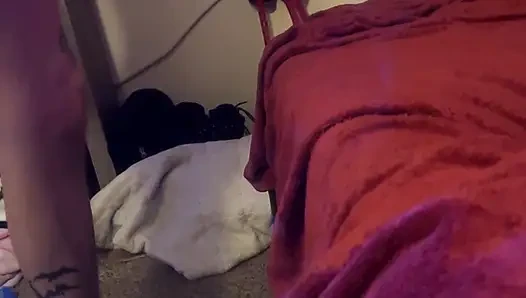 Cewek mungil lil seksi ngasih footjob sama kontol besar yang keras