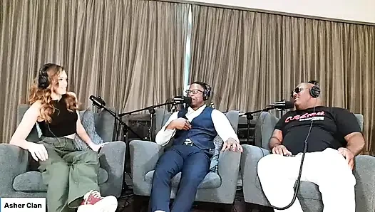 Yetişkin şovmenler katie kush, jamie knox ve mrflourish podcast'i asherclantv ile kanepede konuşuyor