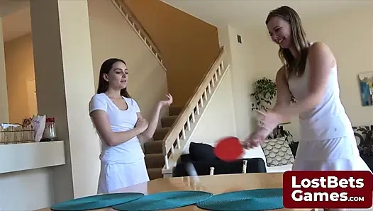 Oft können und Stella ihre kleidung nicht halten, während sie spielen