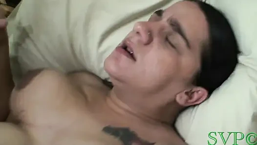 Маленькая беременная мачеха помогает пасыню с большой проблемой