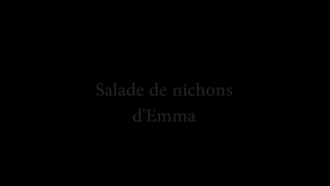 Emma Deep의 젖탱이를 가지고 노는 중