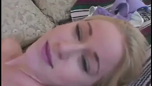 Süßes blondes teen mit zöpfen nimmt den schwanz des alten mannes in mund und muschi