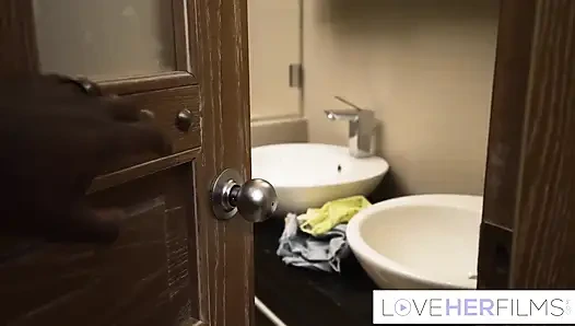 Güzel orta yaşlı seksi kadın Natalie Grace büyük siyah yarağa biniyor