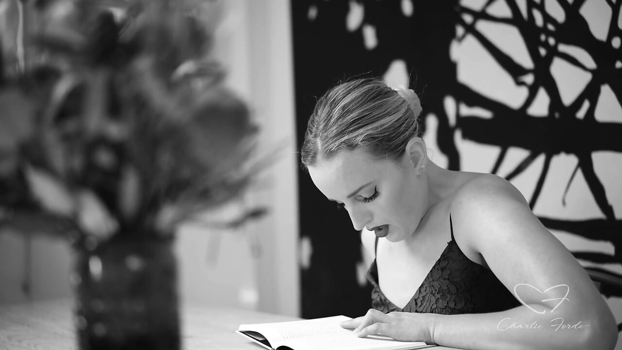 Ode à letra histérica com Charlie Forde, Amber Moore