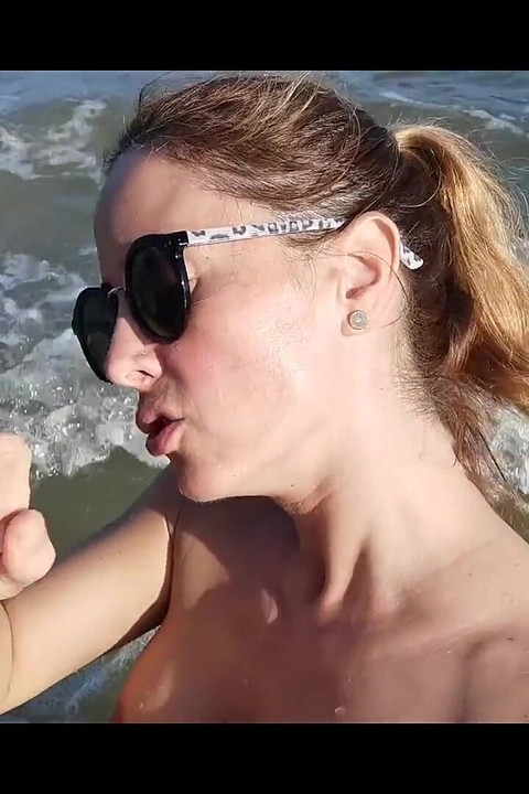Fit plavuša s velikom guzicom jebe se na nudističkoj plaži
