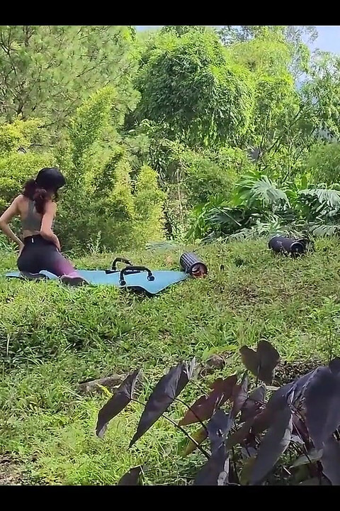 一个在农场走来走去的家伙看到我在做瑜伽, 最后操了我.