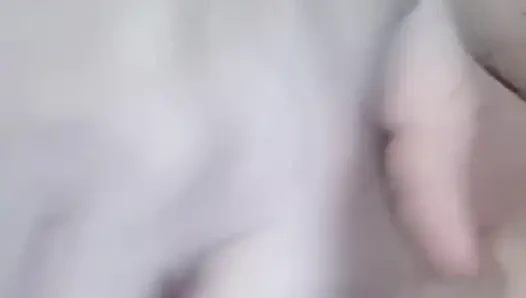 Memantulkan payudara besar pada pirang imut dengan memek yang sempurna