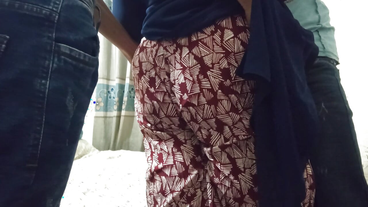 來自孟加拉的性感印度女孩被她的兩個年輕繼兄弟在狂野三人行中猛幹。