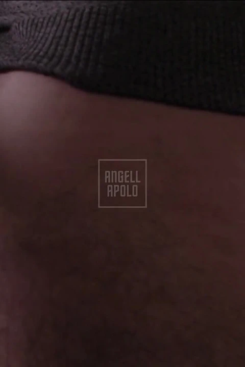 顽皮的妻子吸吮丈夫朋友的火鸡巴