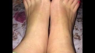 Lina moves her sexy (size 38) feet