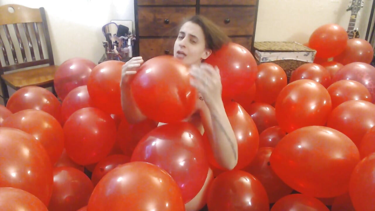 Großes bündel roter ballons nackt