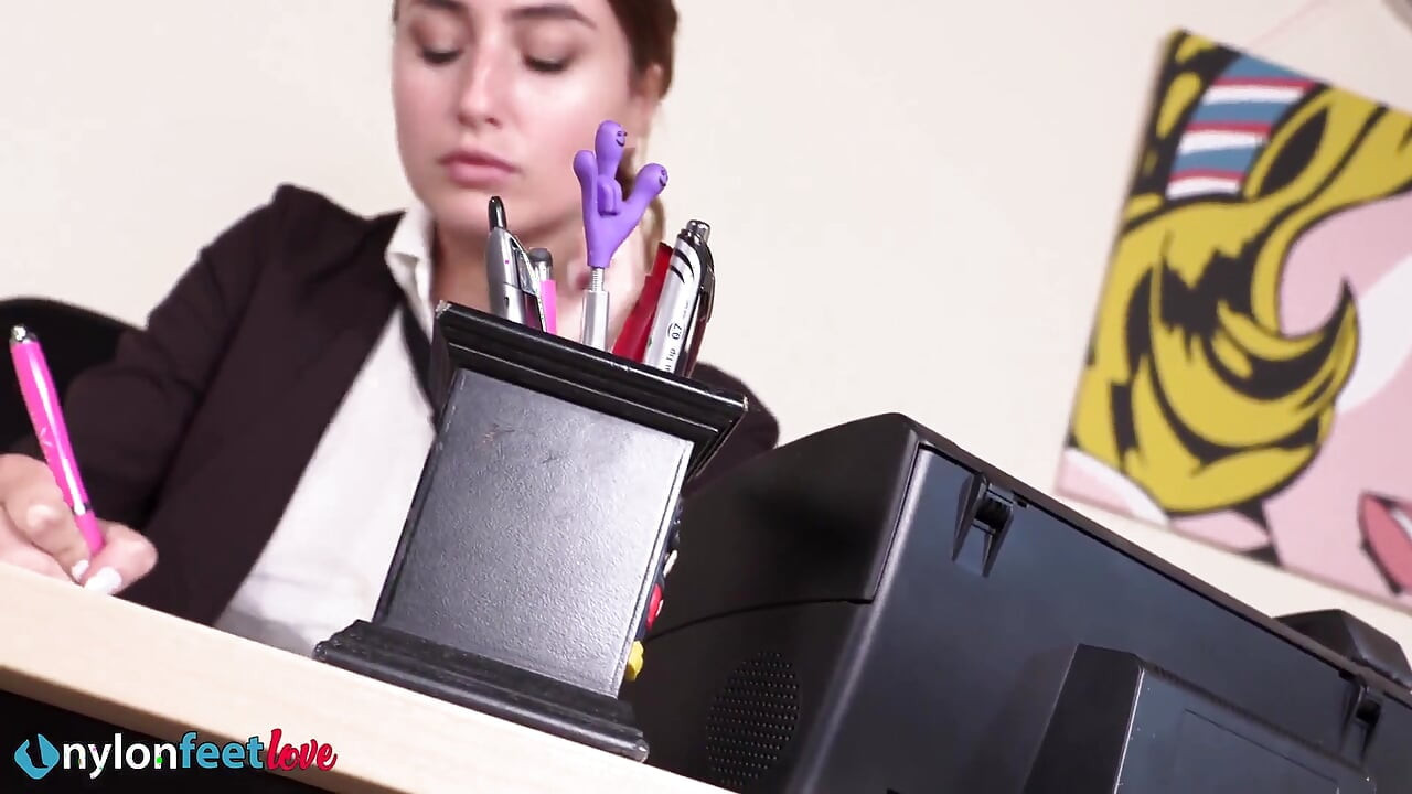Nadržená kancelářská sekretářka použila své delikátní nohy k škádlení a svádění