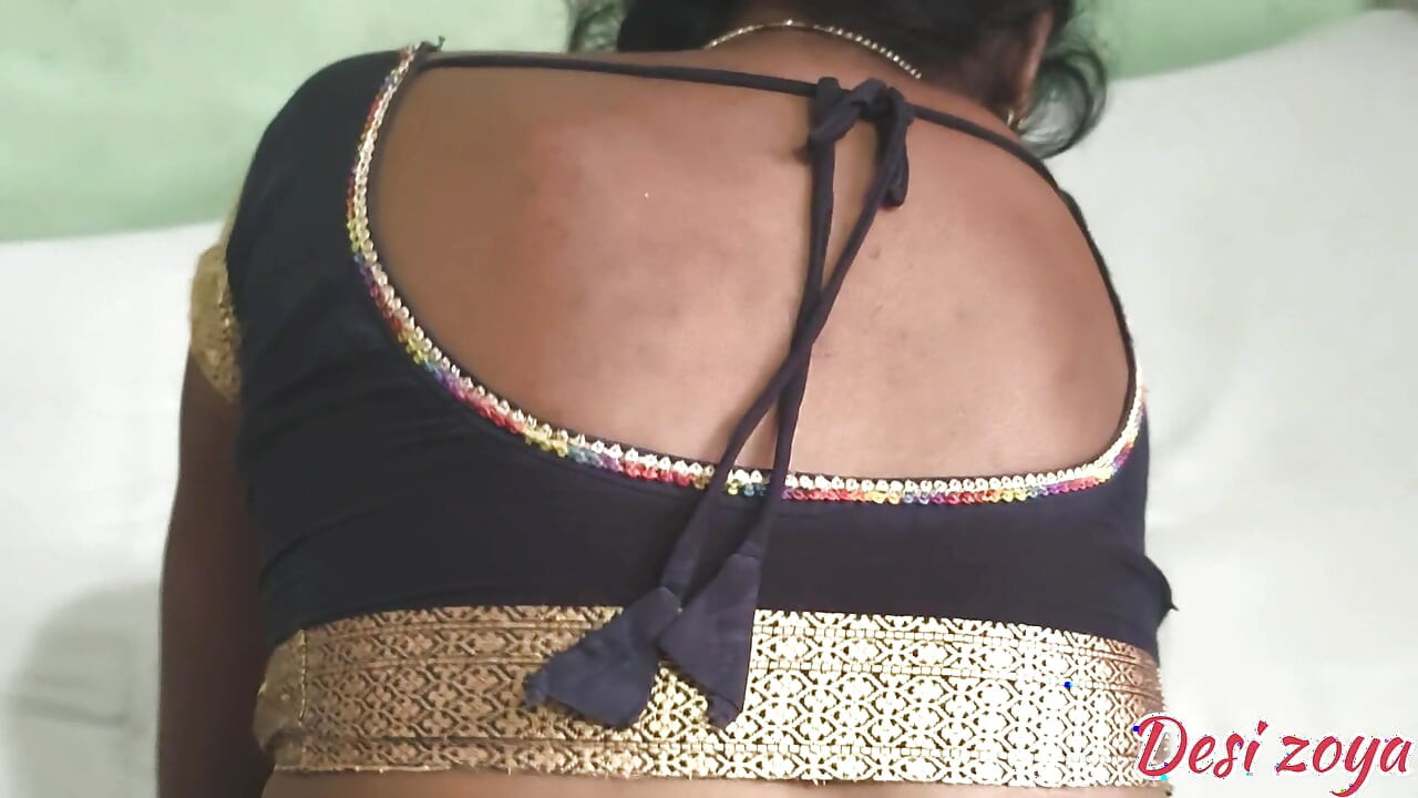 Desi Zoya ilk kez annesinin sarisini giyiyordu, yaşlı onu görür görmez onu sikmeye karar verdi.