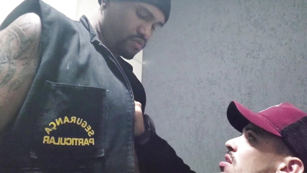 Säkerhetsvakt och hans anka som gömmer sig