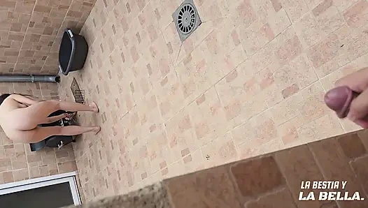 Üvey babam beni bahçede yüzümde sikiyor