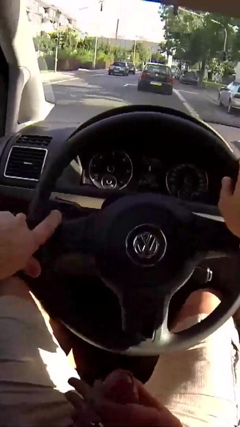 Khoảnh khắc đáng nhớ từ "máy bay bà già tóc vàng im vw-bus gebumst"