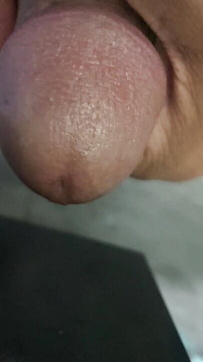 In the bathroom, there was a cock that was getting an erection, only knowing how to endure it, not having to do it