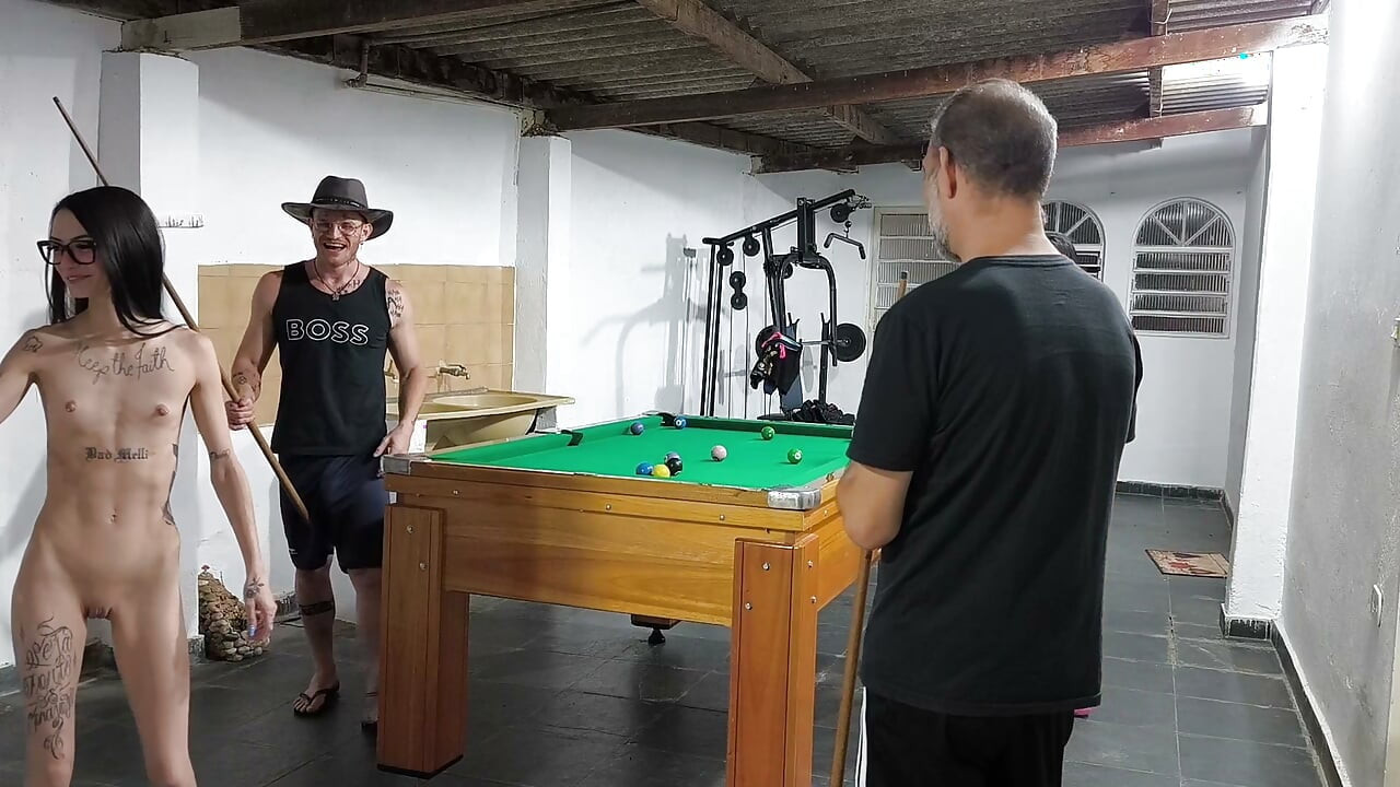 Bad Melli und Gabi Lux verloren im Pool gegen die Carmonas und mussten es ihnen geben