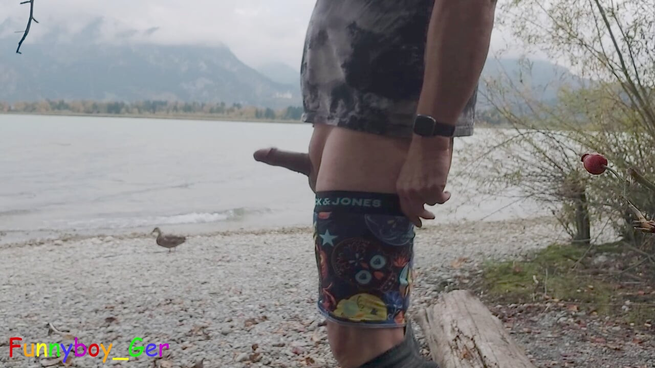 Traumhafter Ort im Freien am See: Pissen, Wichsen und Massagestab an meinem dicken Schwanz.