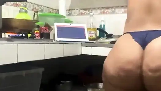 Я обнаружила, что папочка камера наблюдает, как я подчищаю