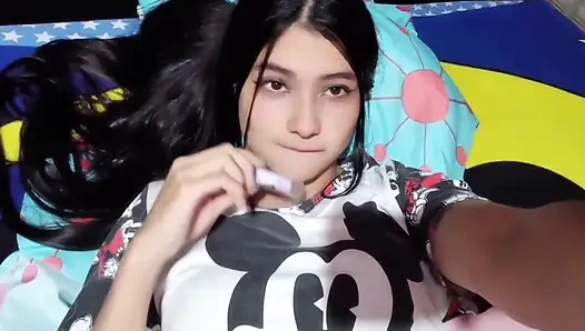 18-year-old College Girl Masturbates