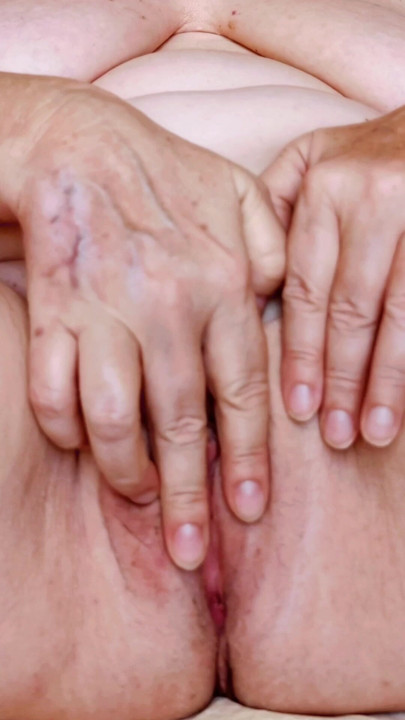 Mature pussy fingering