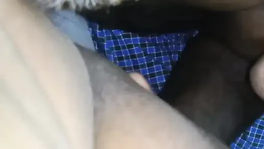 Hintli ulusal teyze arkadaşının karısının amını yalıyor