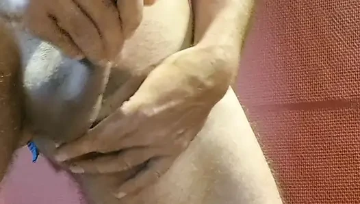 Banyoda yarağımı sıvazlıyorum