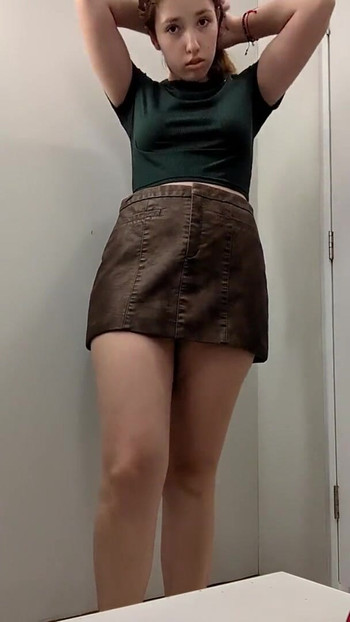 Jaw-dropping moment from "18yo in the public fitting room"