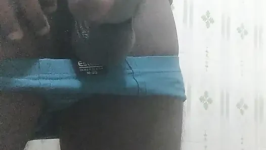 Banyomda sert siyah yarağıma mastürbasyon yapıyor