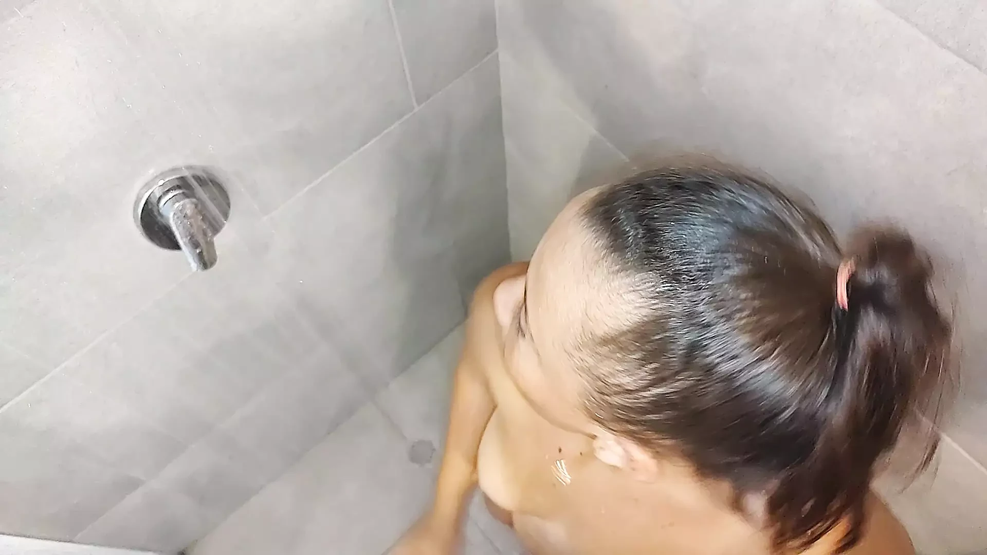 Il nano rimane bagnato... La sua figa è così pulita ... Mi piace l'acqua