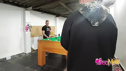 Erkek arkadaşım ve kayınpederimle çıplak havuzda oynuyorum