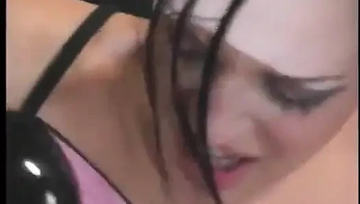 Pantat pelacur pantat montok dientot habis-habisan sambil pakai sepatu hak tinggi