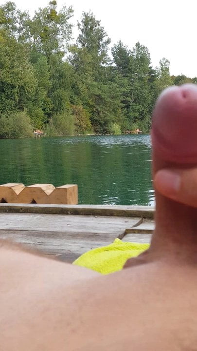 Wichsen vor Leuten am See