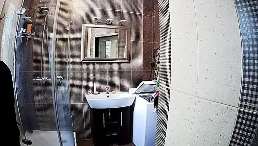 Mandi: stella si gadis mungil lagi asik mandi