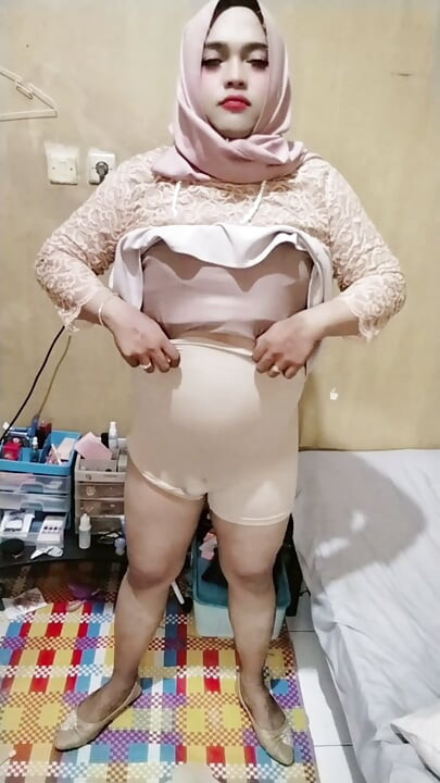 Hijab Crossdresser Ivvy Masturbates Till Cums