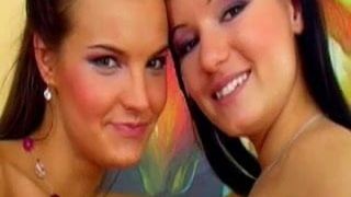 Schönheits-Lesben machen Muschi mit Dildo und lecken nasse Schamlippen