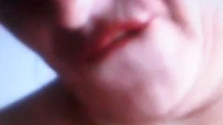 Een vriendin van mijn stiefmoeder en haar sexy lippen! amateur!