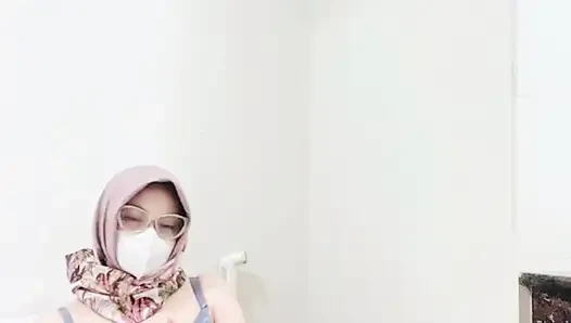 Jilbab tobrut main di kamar mandi