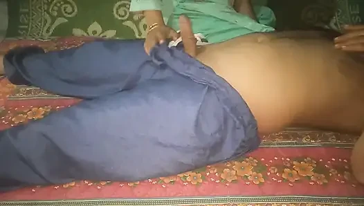 Guru menggoda murid perawannya yang seksi dan imut. Gadis sekolah perawan India pertama kali (kelas) berhubungan seks dengan guru