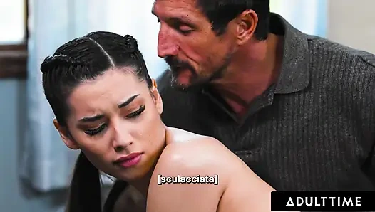 ADULT TIME - sapık üvey baba mastürbasyon için üvey kızı Aria Lee'ye şaplak atıyor ve sikişiyor! İTALYAN ALTYAZıLı