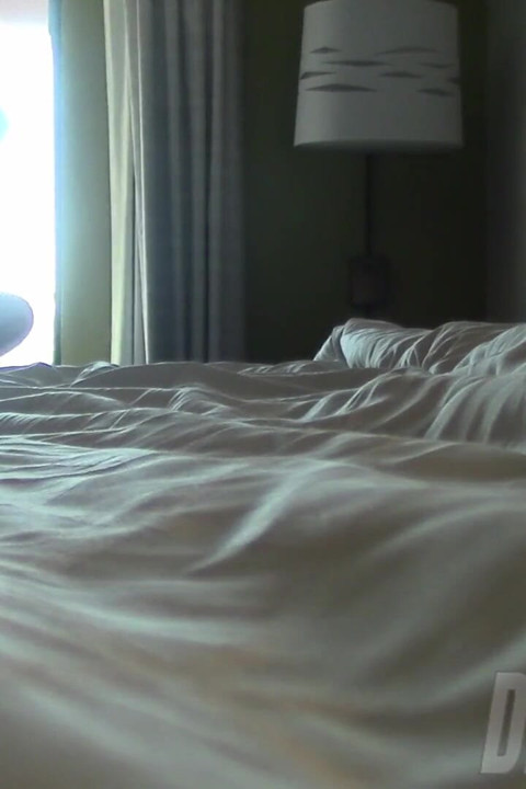 Bts tropfen santana Red schüttelt ihren arsch, bevor sie filmt