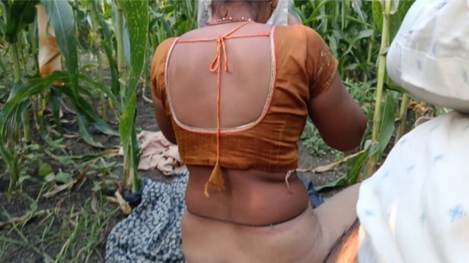 Mere sagi bhabhi ko maine sare kapde utaar Diya Makka ke khet mein dekh liya maine bhabhi se kaha kya bhabhi main aapki gand ko maar sakta h