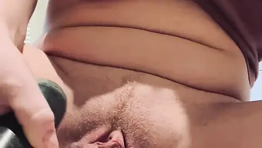 Tante seksi muncrat dan masturbasi memek beceknya pakai mortir sampai muncrat