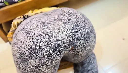 Pernikahan Al'ab Dhat Almuakhrat Alkabirat Walshawniat Ealiqat Taht Alsarir Walan Turid Mumarasat Aljins