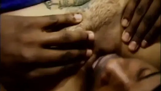 Vollbusige brünette MILf tropft vom bbc-hämmern
