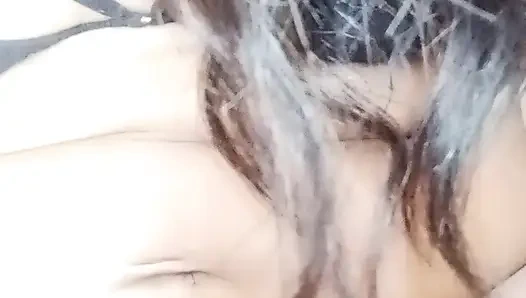 Amcığımı içine soktuğımda ıslanıyor ve götümü dilates ediyor