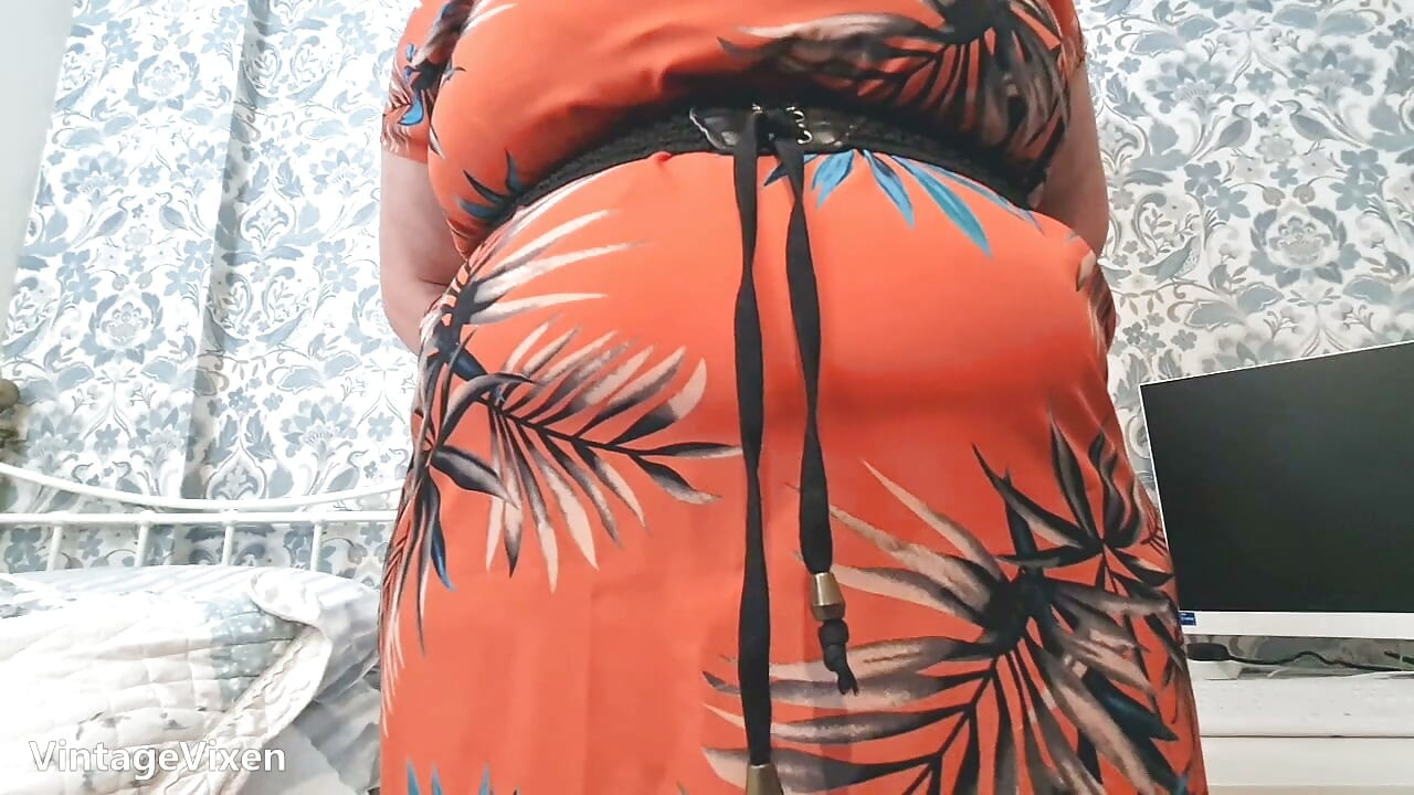 جوارب مخططة وثديين كبيرين ناضجين BBW ينيكون كسها المشعر
